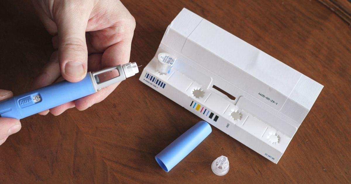 Caneta Ozempic sendo aplicada para emagrecimento e controle de diabetes
